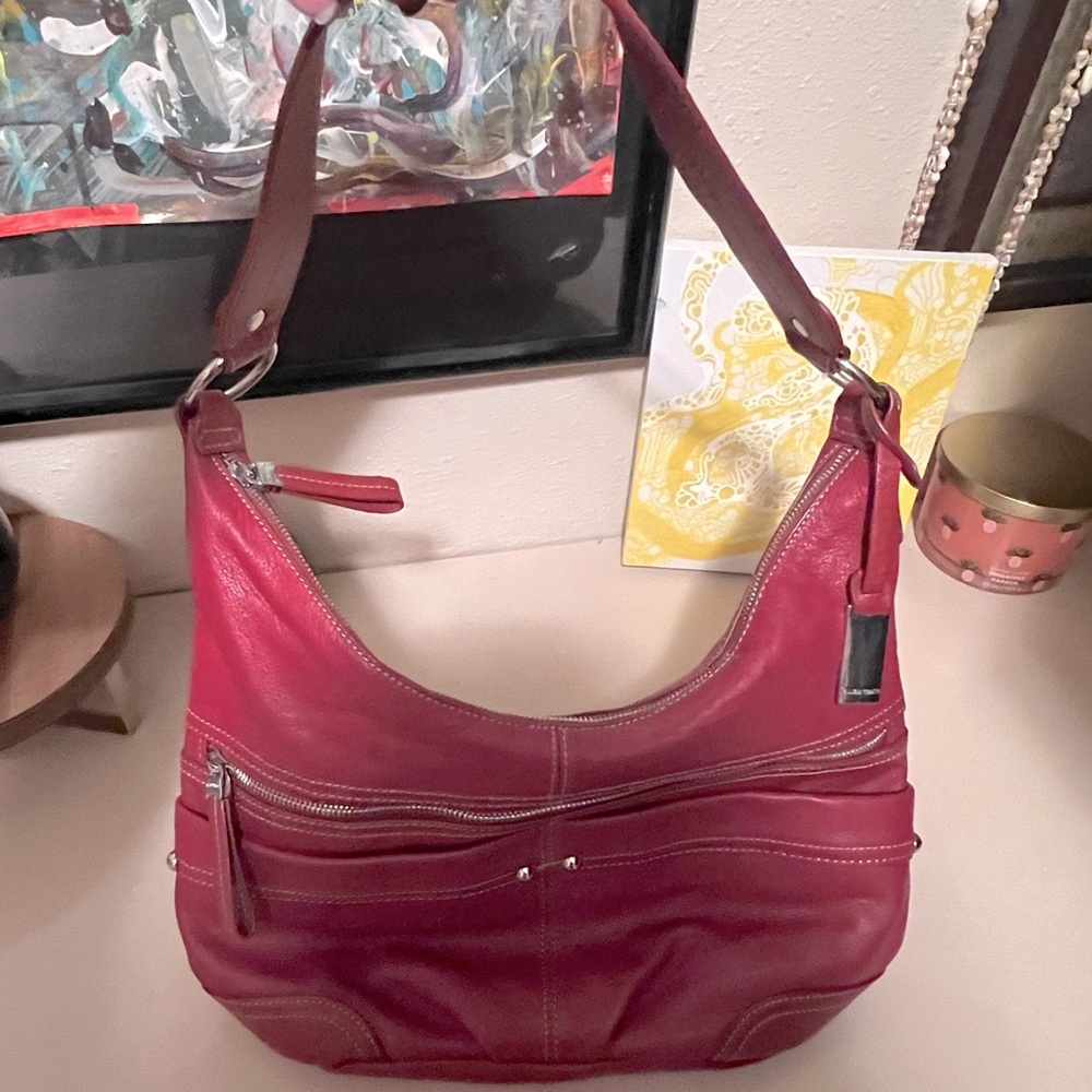 Ellen Tracy Mid to Small size shoulder Bag in Red